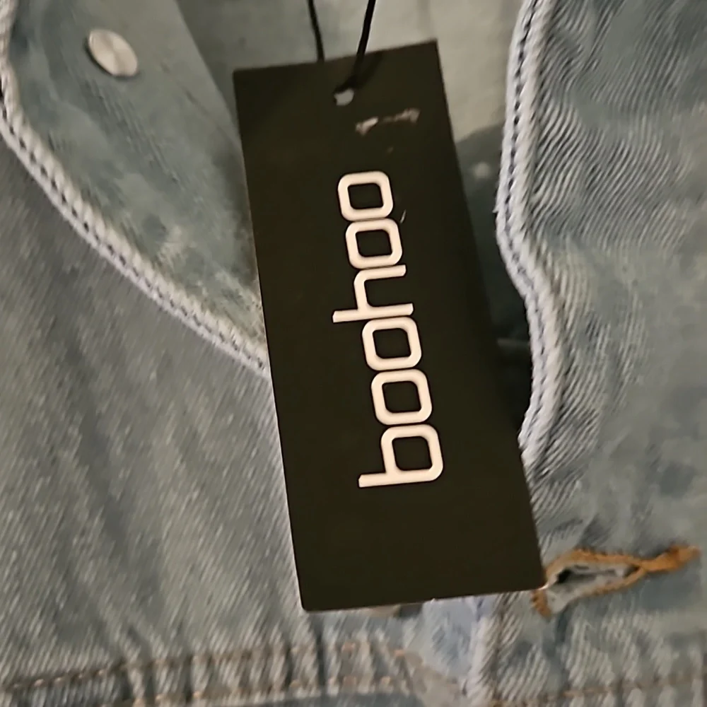 NWT Boohoo Plus jean jacket with lace Cut Outs Sz. 24